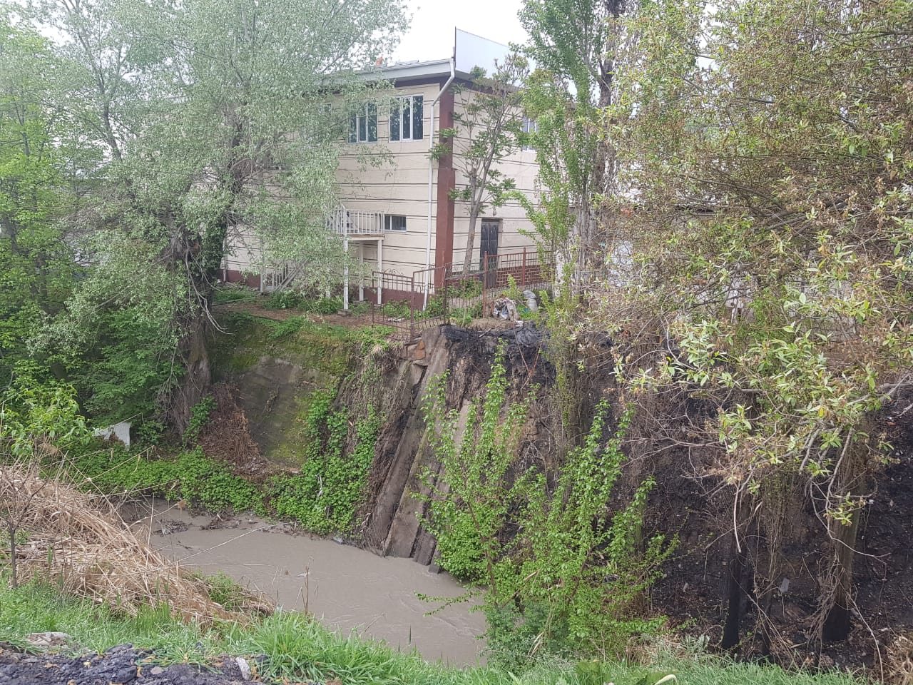 О бездействии Дон-Булакского айыл окмоту Узгенского района на уведомления Министерства о выбросе мусора