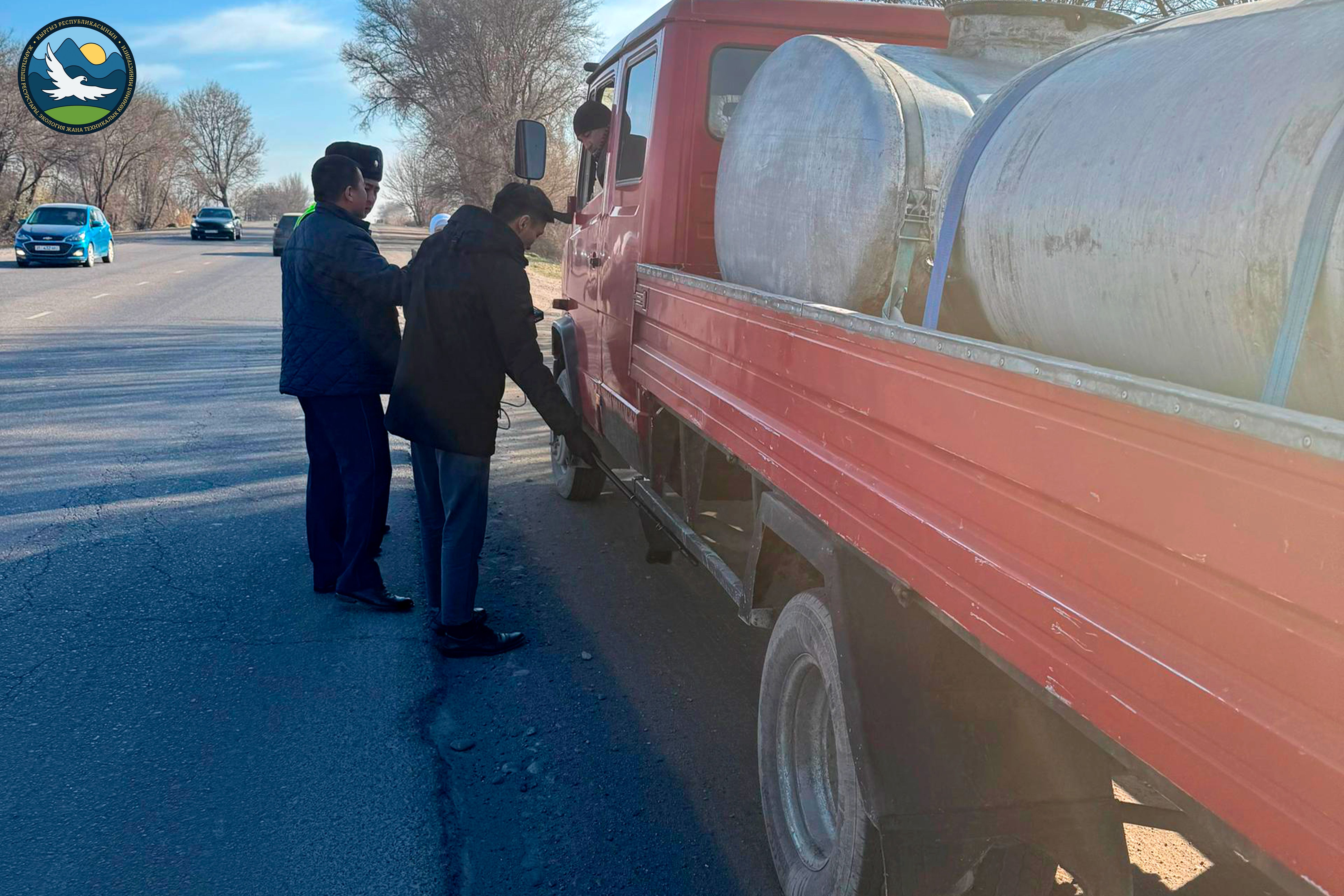 Түтүнгө каршы күрөш: Бишкекте инспекторлор авто машиналардын чыккан газдардагы зыяндуу заттардын көлөмүн текшерүүдө