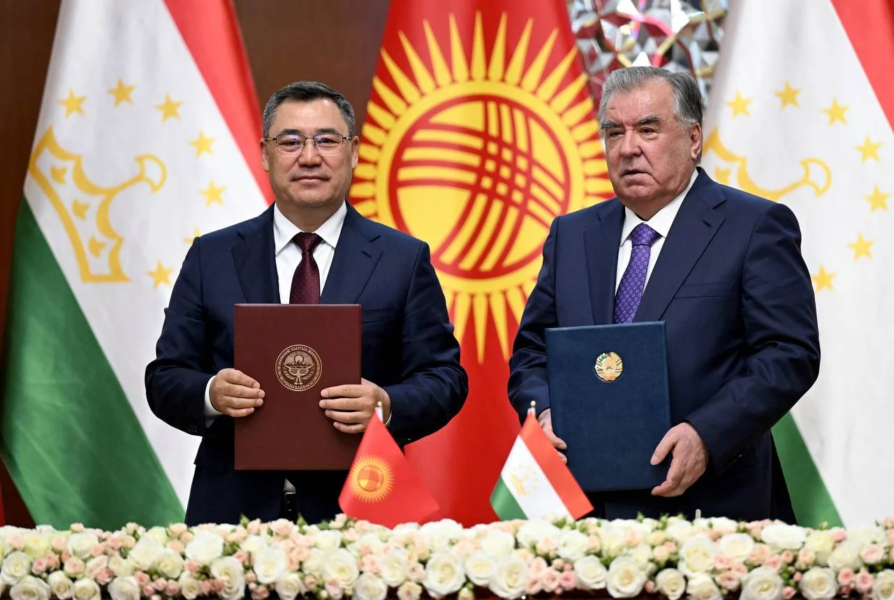 В рамках государственного визита Президента Кыргызской Республики Садыра Жапарова в Республику Таджикистан состоялась церемония подписания и обмена документов