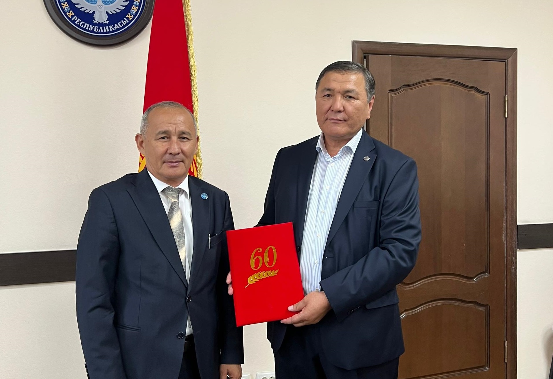 Министр М. Машиев поздравил директора государственного предприятия «Центральная лаборатория» Кантемира Зулумовича Мурзабекова с 60-летним юбилеем.