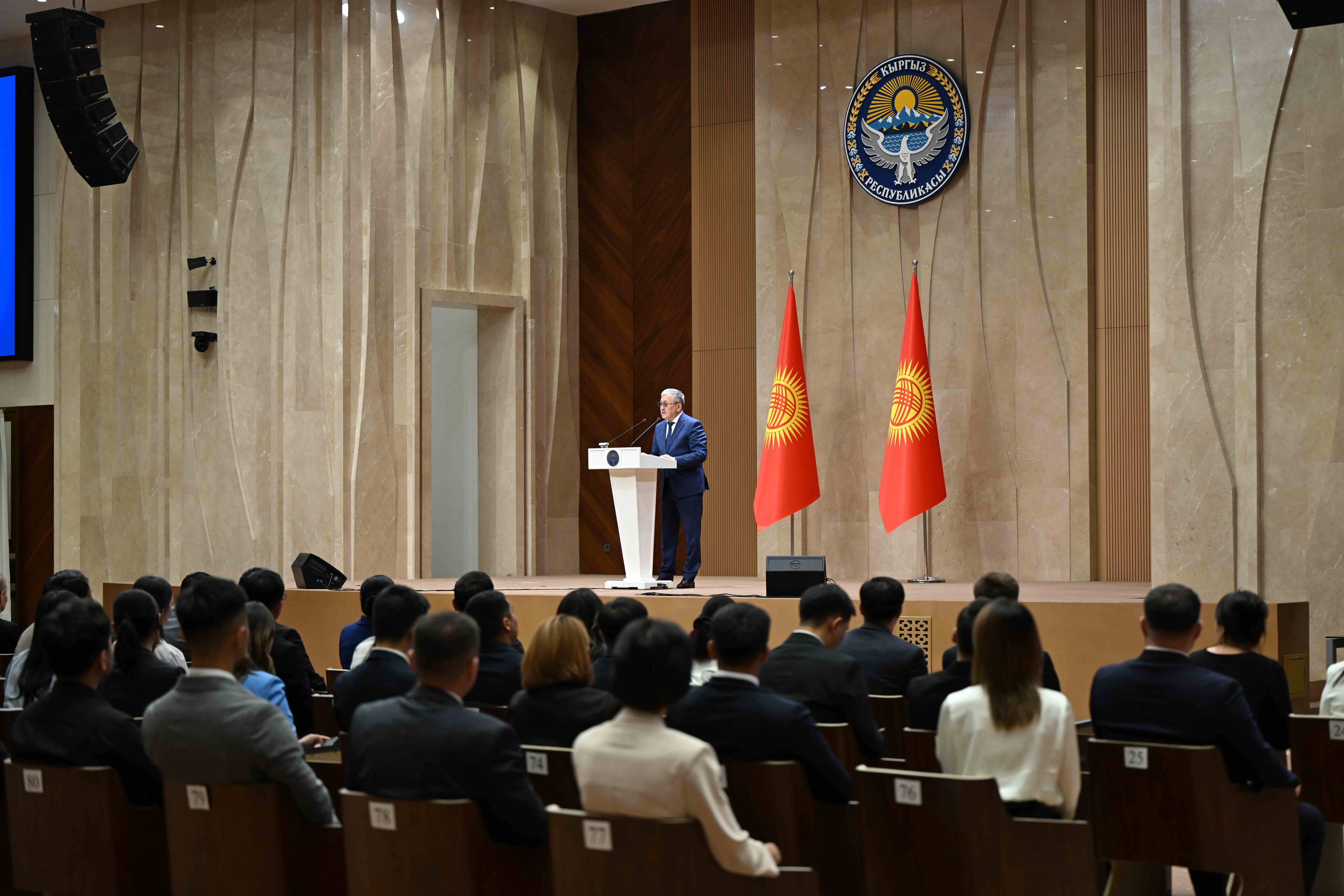 Председатель Кабинета Министров – Руководитель Администрации Президента Кыргызской Республики Адылбек Касымалиев выразил благодарность представителям ряда государственных органов за результаты реализации реформ в рамках программы «Правительственные акселераторы»