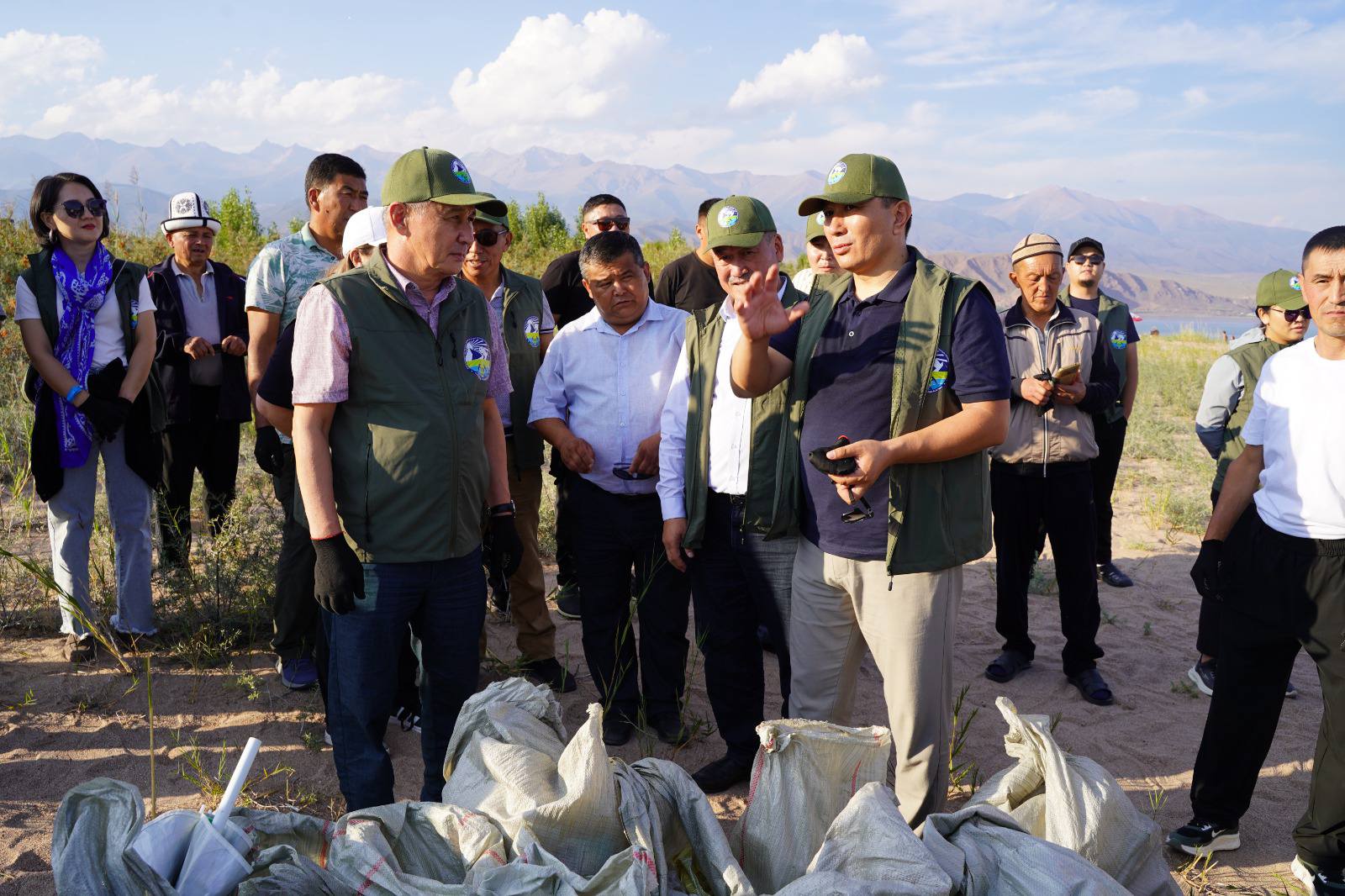Экологическая акция «Чистый берег» прошла на побережье Иссык-Куля
