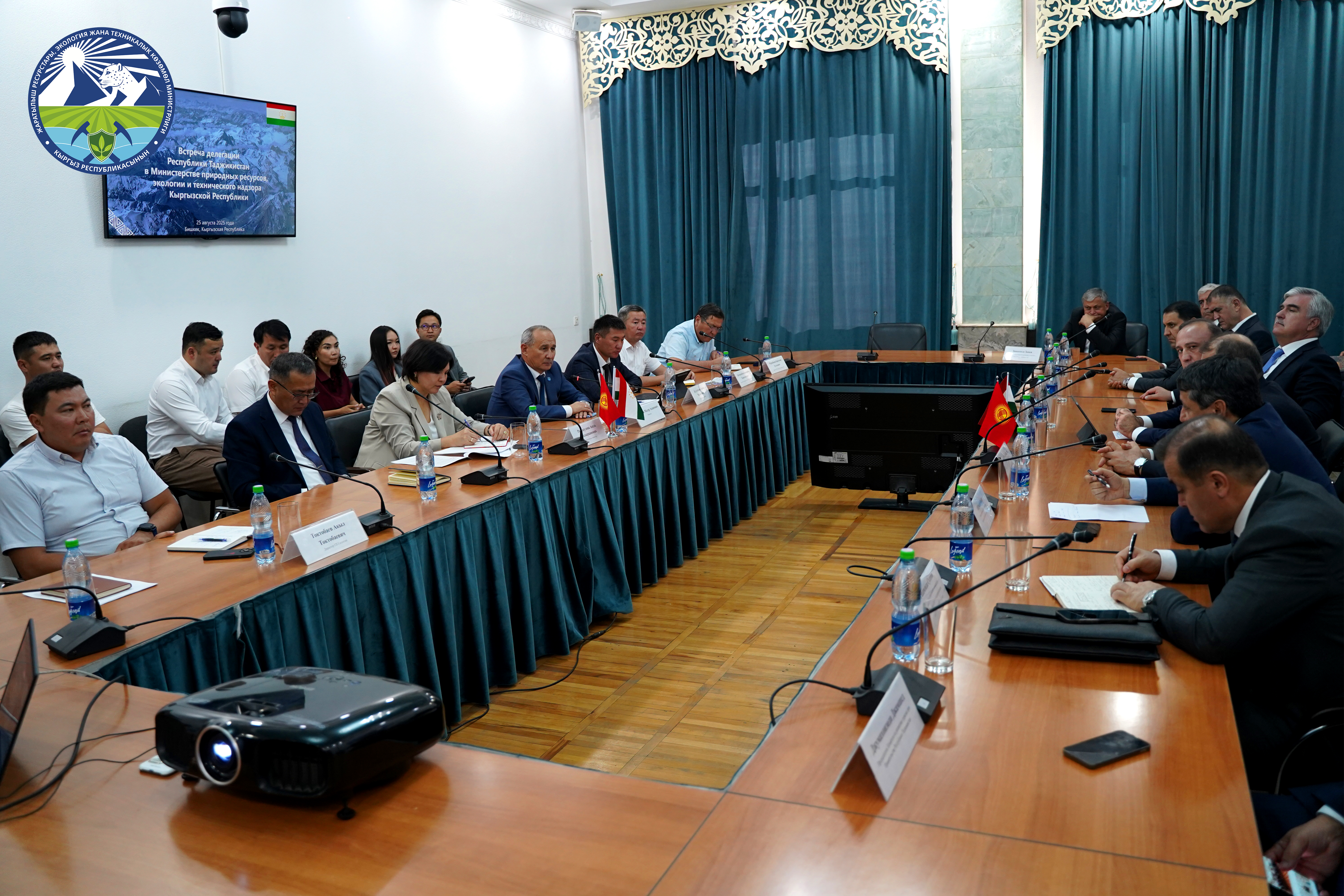 Министр природных ресурсов, экологии и технического надзора КР М. Машиев провел встречу с делегацией Республики Таджикистан