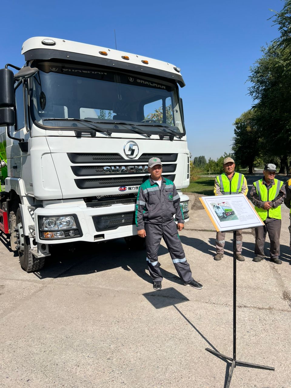 В рамках Проекта «Улучшение качества воздуха в Кыргызской Республике» (AQIP) МП «Бишкекзеленстрой» получил современную спецтехнику для эксплуатации и содержания городской ирригационной сети