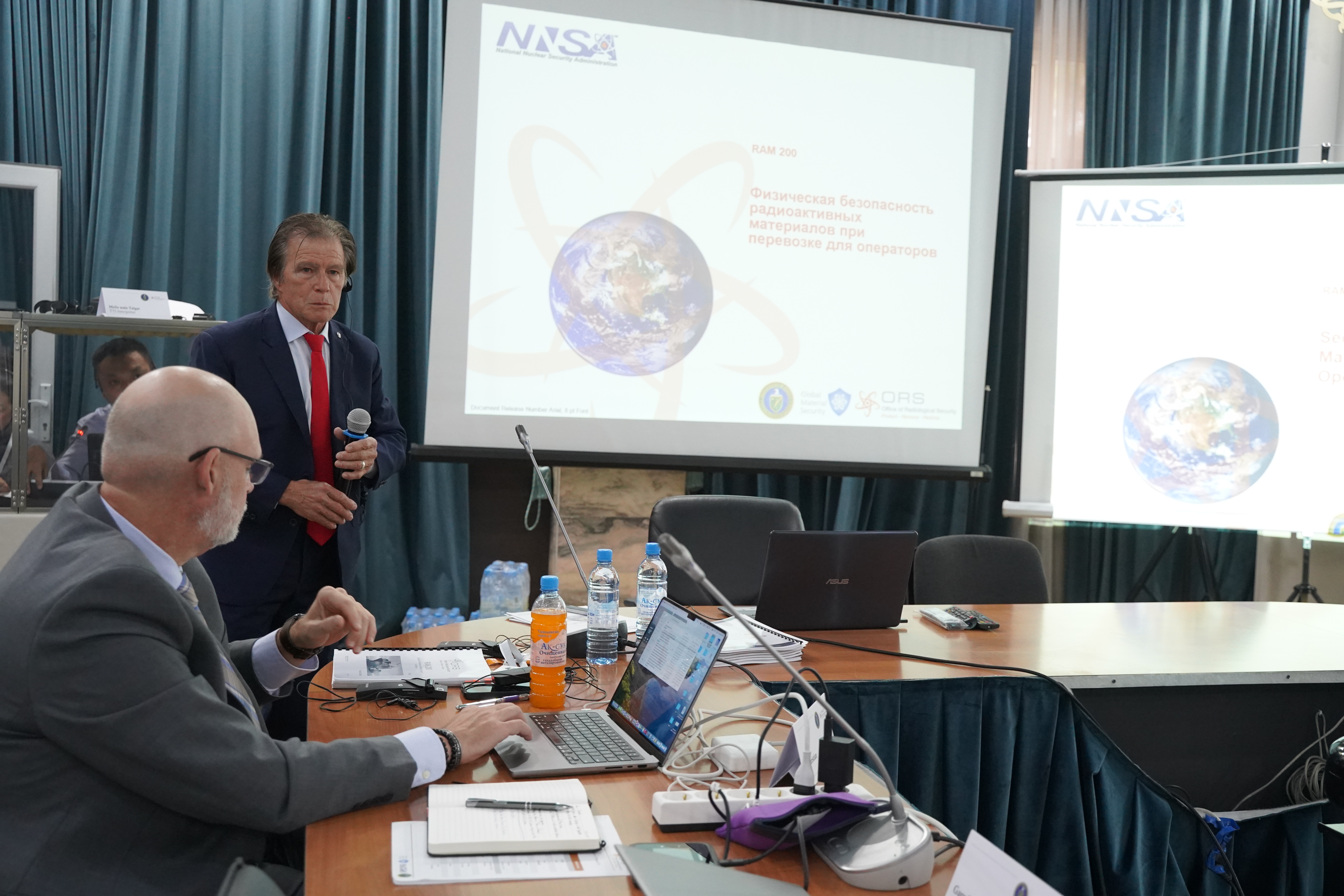 Департамент государственного регулирования в сфере охраны окружающей среды и экологической безопасности при Министерстве природных ресурсов, экологии и технического надзора Кыргызской Республики провел обучающее мероприятие по программе «Безопасность при транспортировке радиоактивных материалов для операторов» (RAM 200) с 23 по 25 сентября 2025 года совместно с Управлением радиологической безопасности (ORNL) Министерства энергетики США.