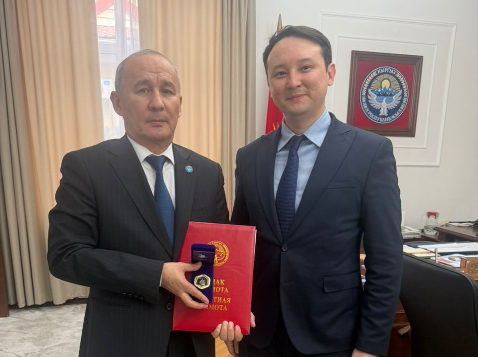 2026-жылдын 15-январында Эл аралык ишкерлер кеңешинин аткаруу директору А. Сыдыков Кыргыз Республикасынын Жаратылыш ресурстары, экология жана техникалык көзөмөл министри М. Машиевге Ардак грамота тапшырды.