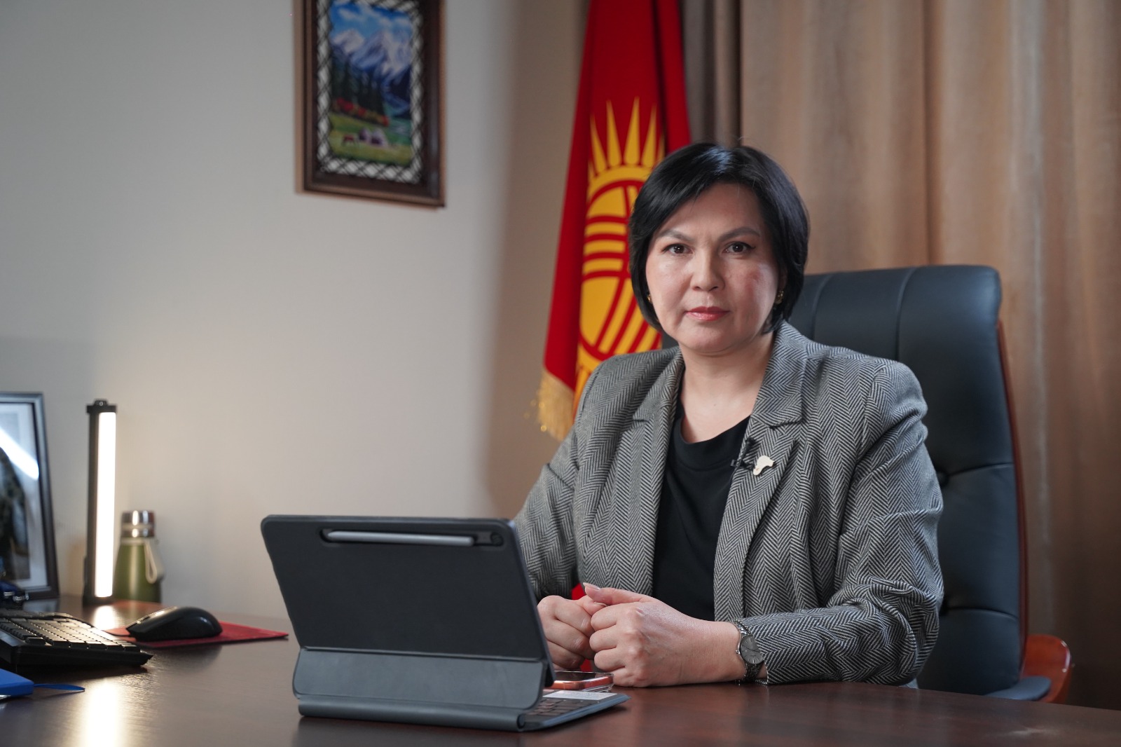 Кыргыз Республикасынын жаратылыш ресурстары, экология жана техникалык көзөмөл министринин орун басары Раимкулова Асель Кадыржановна «Ноомад ТВ» телеканалынын түз эфирине катышып, экологияга байланыштуу актуалдуу суроолорго жооп берди.