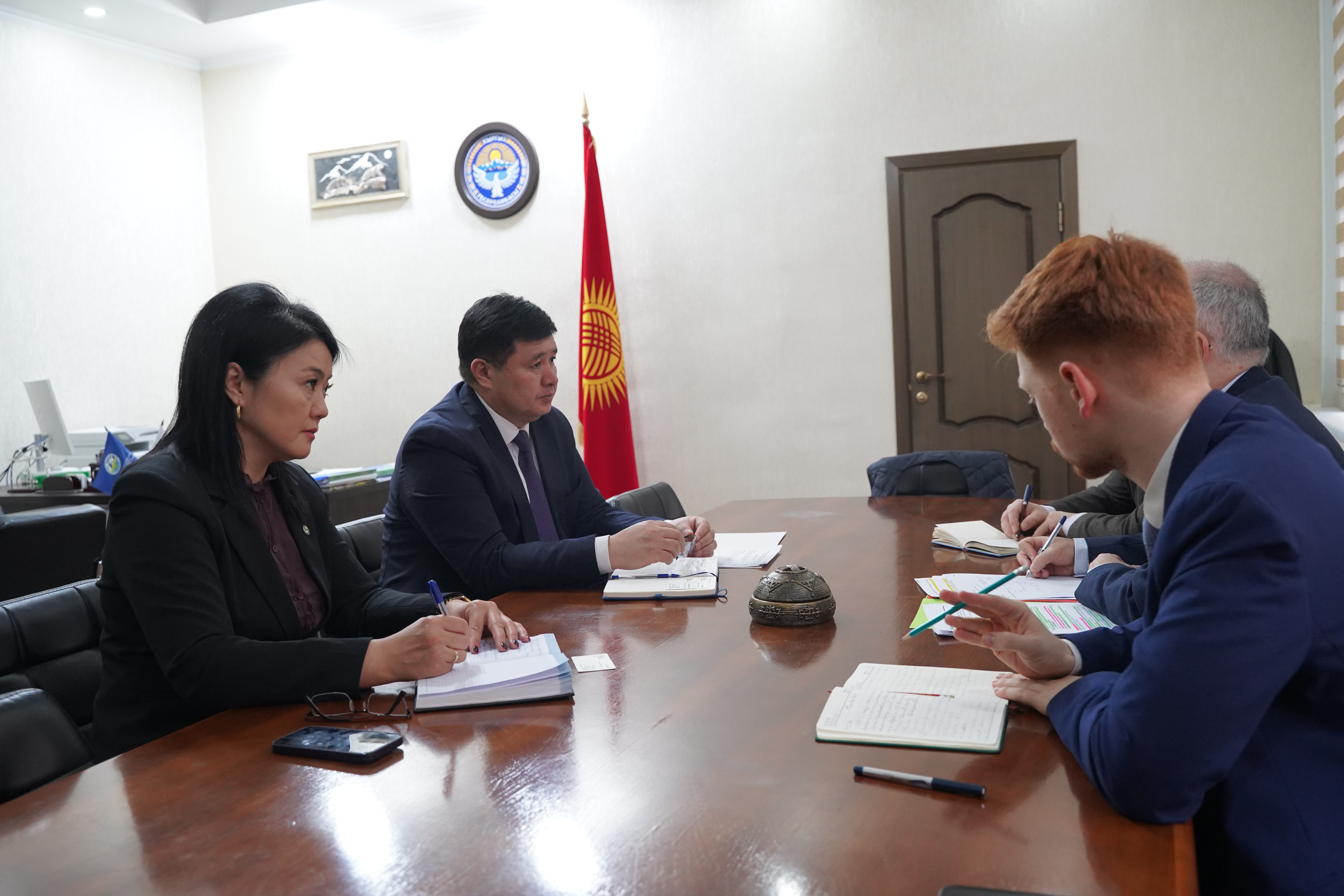 2026-жылдын 6-февралында Кыргыз Республикасынын Жаратылыш ресурстары, экология жана техникалык көзөмөл министрлигинин орун басары А. Мусаев Франциянын Кыргыз Республикасындагы Элчиси мырза Николя Фай менен жолугушуу өткөрдү.