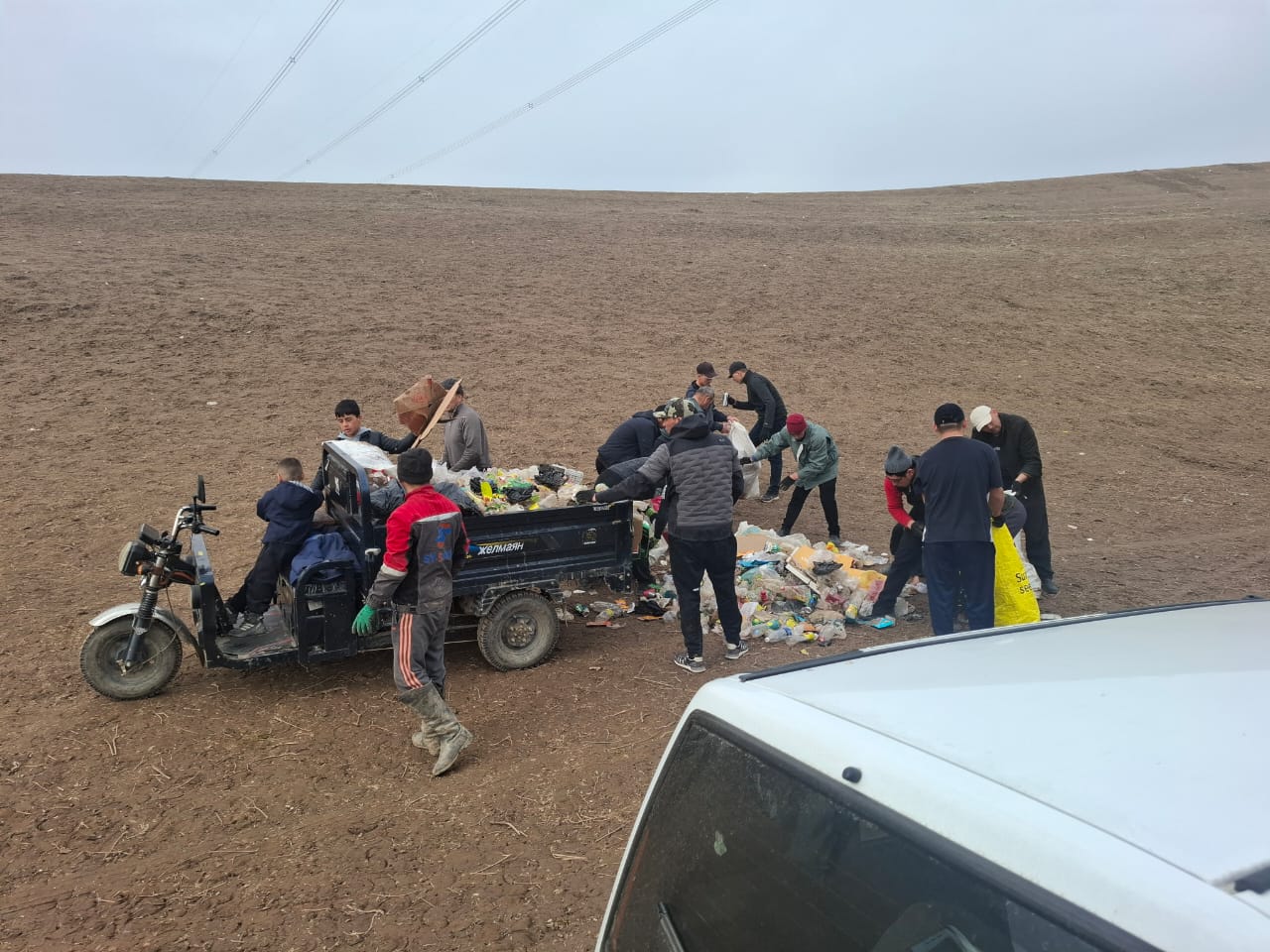 После проведения аламан улака в Узгенском районе принимаются меры по очистке территории от мусора
