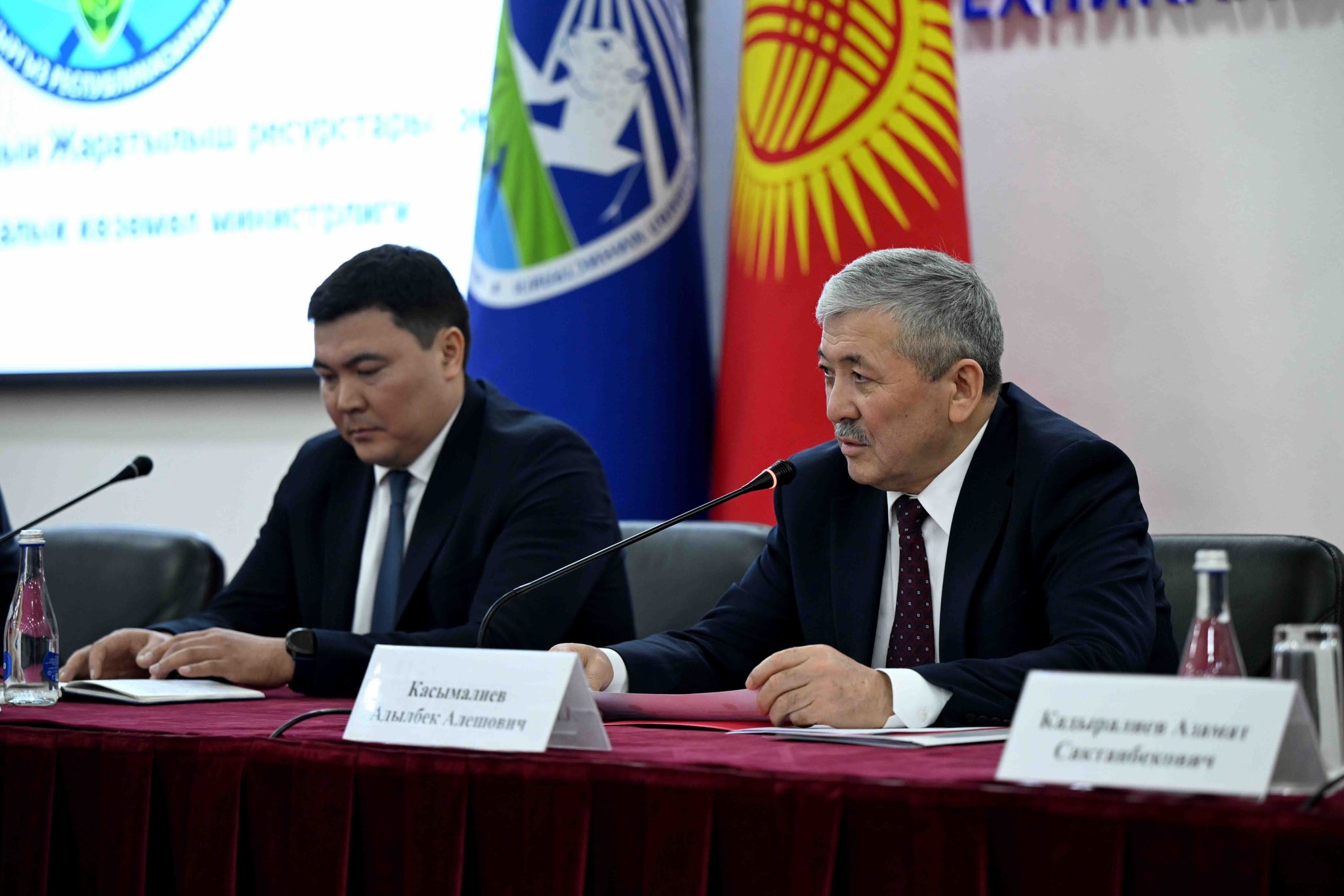 Глава Кабмина Адылбек Касымалиев представил коллективу Министерства природных ресурсов, экологии и технического надзора и.о. министра Акыла Токтобаева