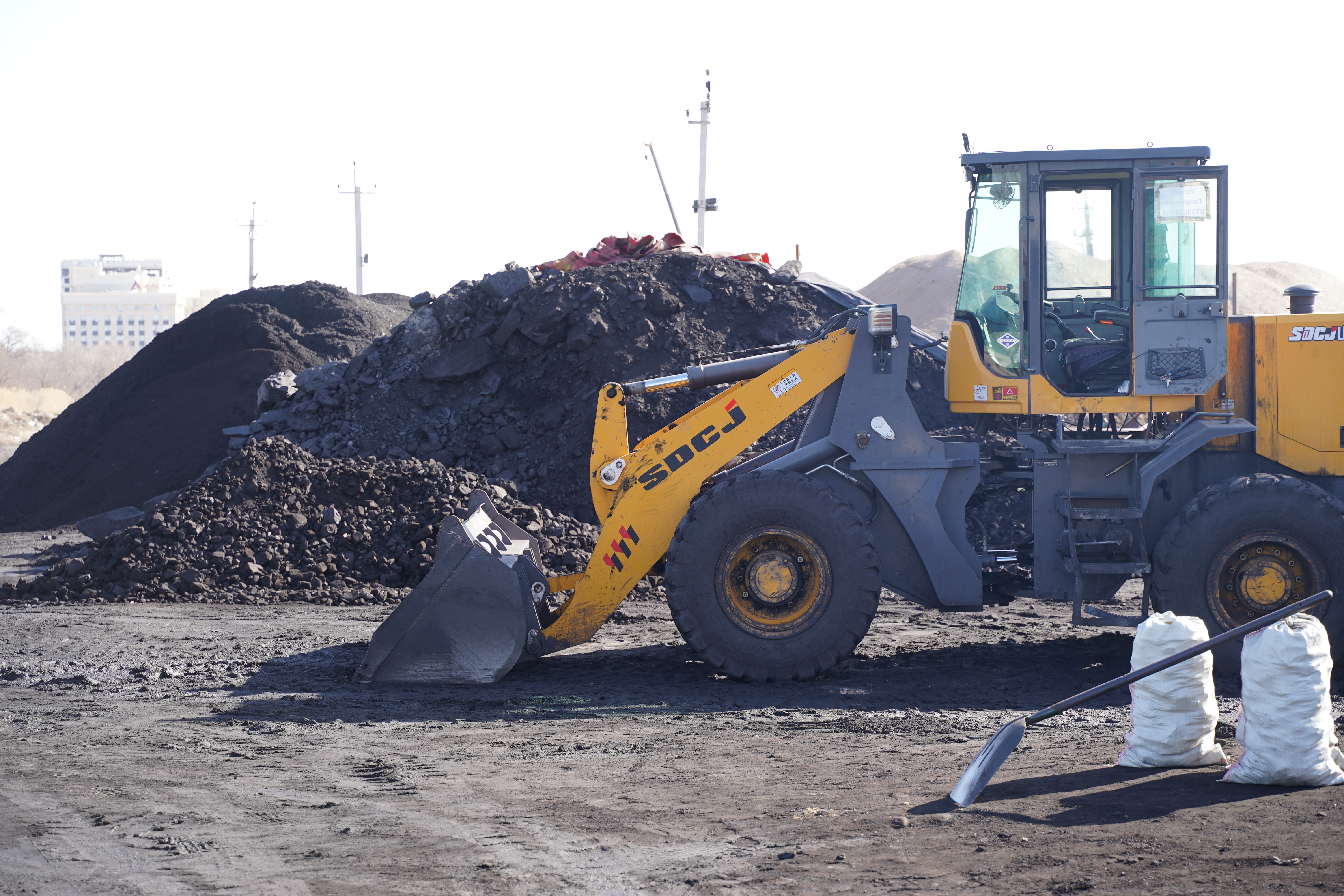 Министерство природных ресурсов, экологии и технического надзора Кыргызской Республики провело профилактические рейдовые мероприятия по контролю качества атмосферного воздуха на угольных базах в рамках постановления №639 «О некоторых мерах по охране атмосферного воздуха».