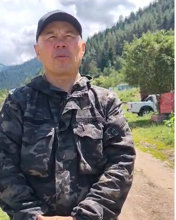 Егерь Государственного природного парка “Чон-Кемин” Нурлан Тилешалиев рассказывает, что практически ежедневно встречает диких животных на расстоянии всего 50–100 метров