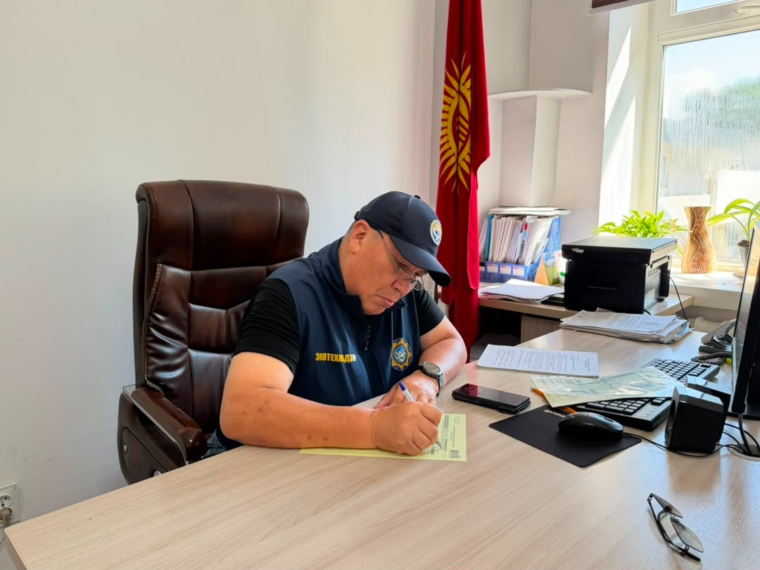 Социалдык тармактарда Аламүдүн районунун Ленин айылындагы Аламүдүн суусунун тиричилик таштандыларына жана желим бөтөлкөлөргө толуп калганы тууралуу видео боюнча жүргүзүлгөн текшерүүнүн жыйынтыгында, Достук айыл өкмөтүнө караштуу «Ынтымак-Достук» муниципалдык ишканасына Укук бузуулар жөнүндө кодексине ылайык 17 000 (он жети миң) сом өлчөмүндө айып пул салынды