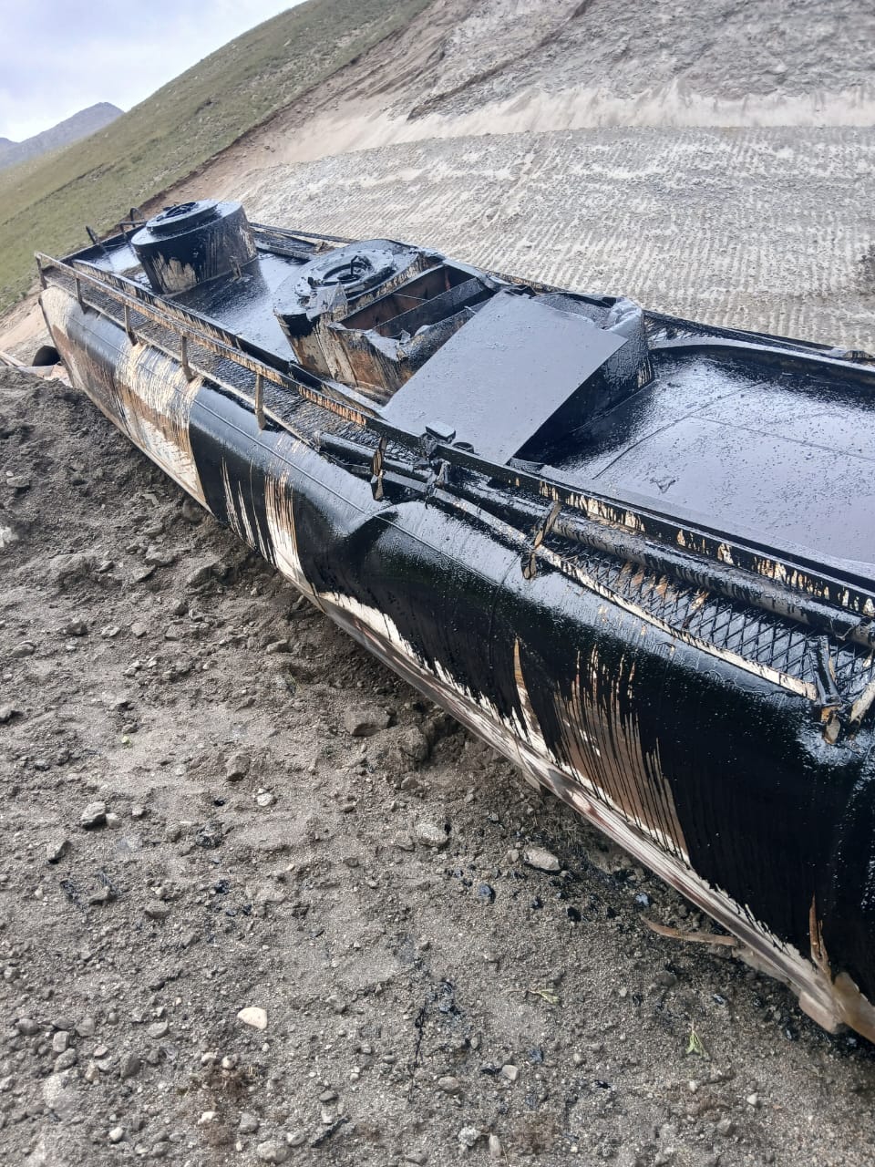 Суусамыр өрөөнүндө жол кырсыгынын кесепетинен төгүлгөн мазут боюнча күнөөлүү тарапка айып пул салынды