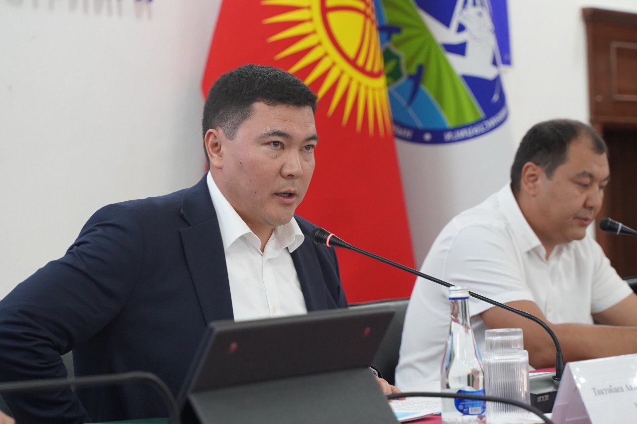 Жаратылыш ресурстары, экология жана техникалык көзөмөл министри Акыл Токтобаевдин төрагалыгы алдында министрликтин 2026-жылдын биринчи жарым жылдыгынын жыйынтыгы боюнча коллегиялык жыйын өтүүдө