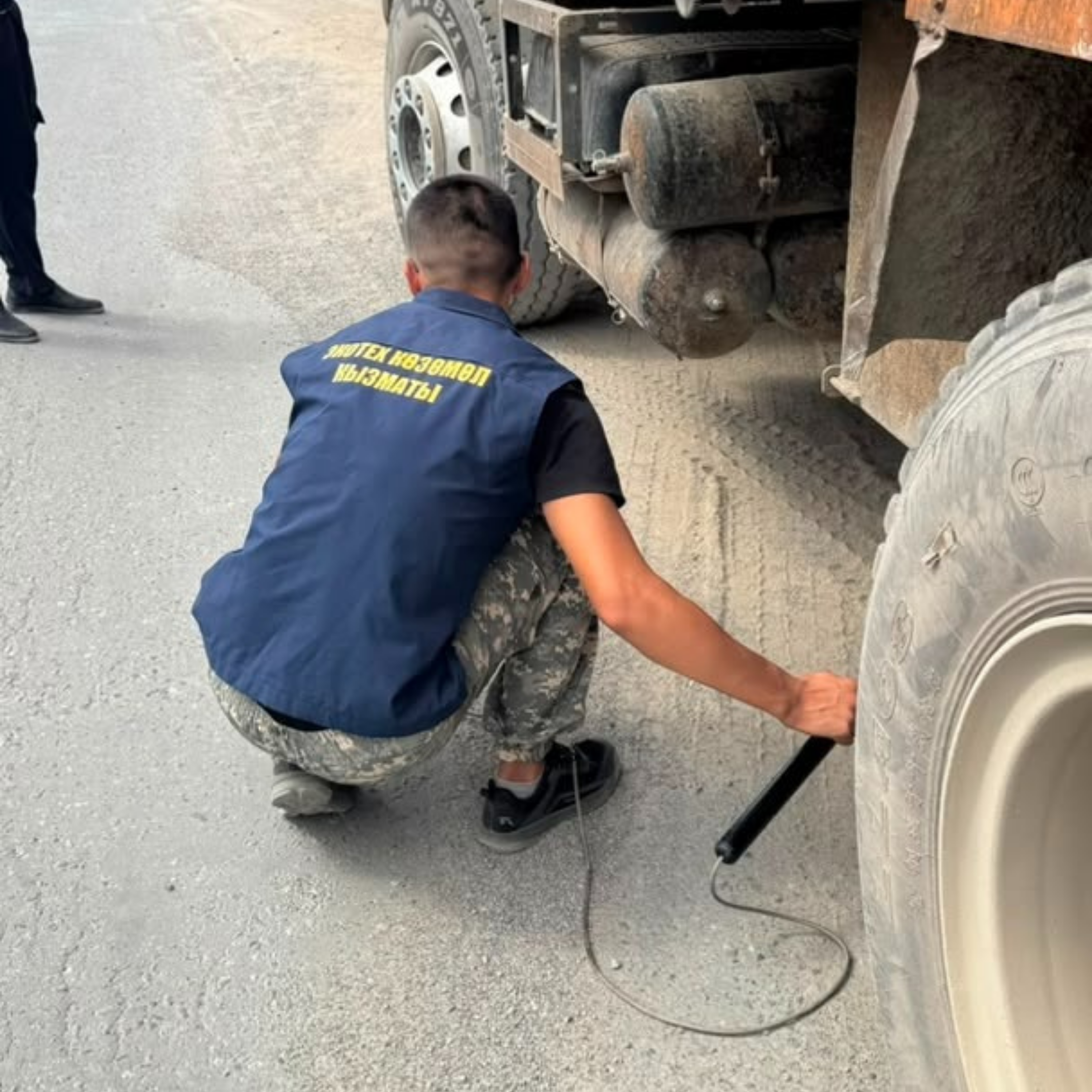 В Региональное управление Экологической и технической службы по городу Бишкек и Аламудунскому району при Министерстве природных ресурсов, экологии и технического надзора поступило обращение от граждан о том, что в южной части города Бишкек из автомобиля идет густой черный дым.