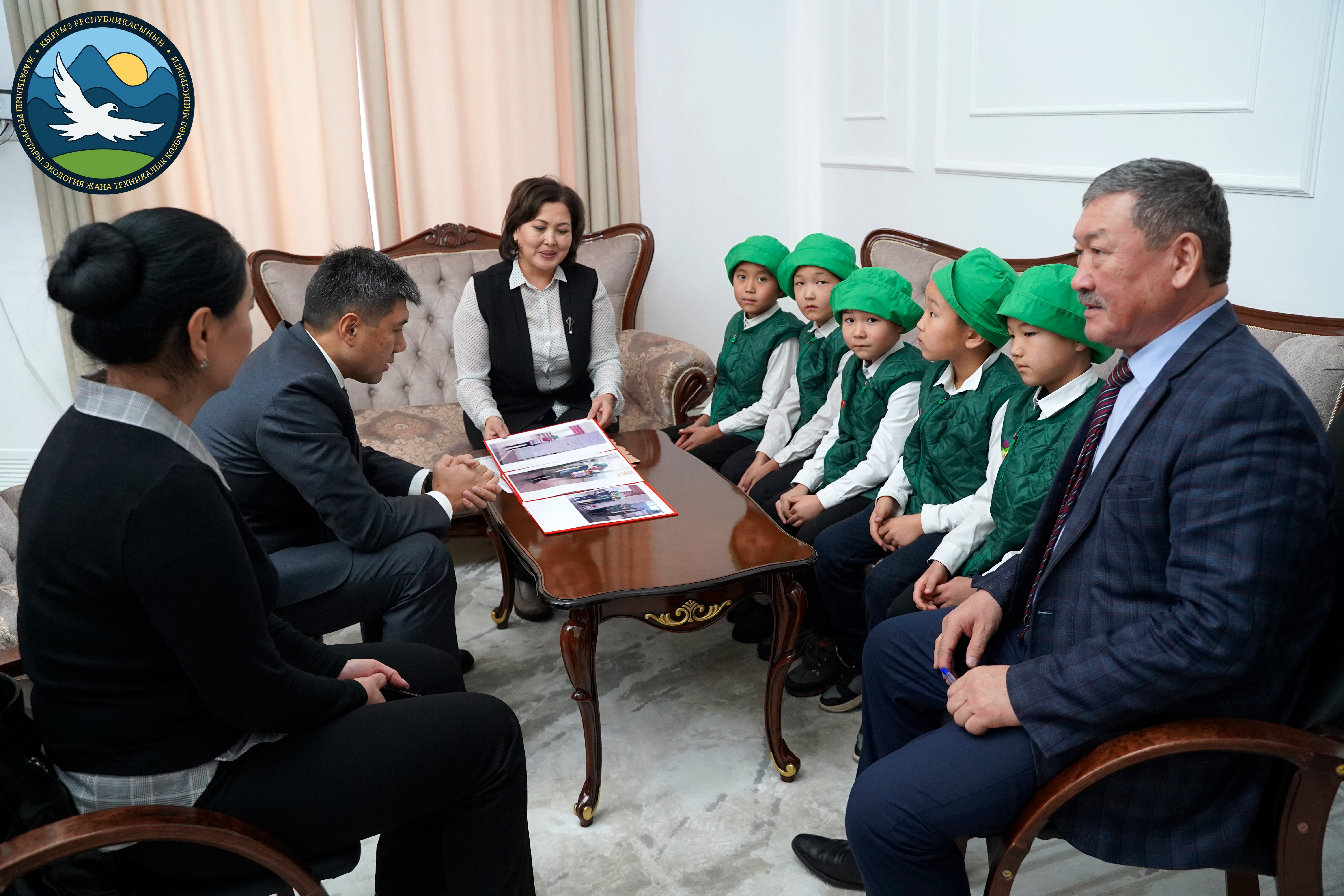 Министр М. Тургунбаев “Жаш эколог” уюмундагы окуучулар менен жолугушту