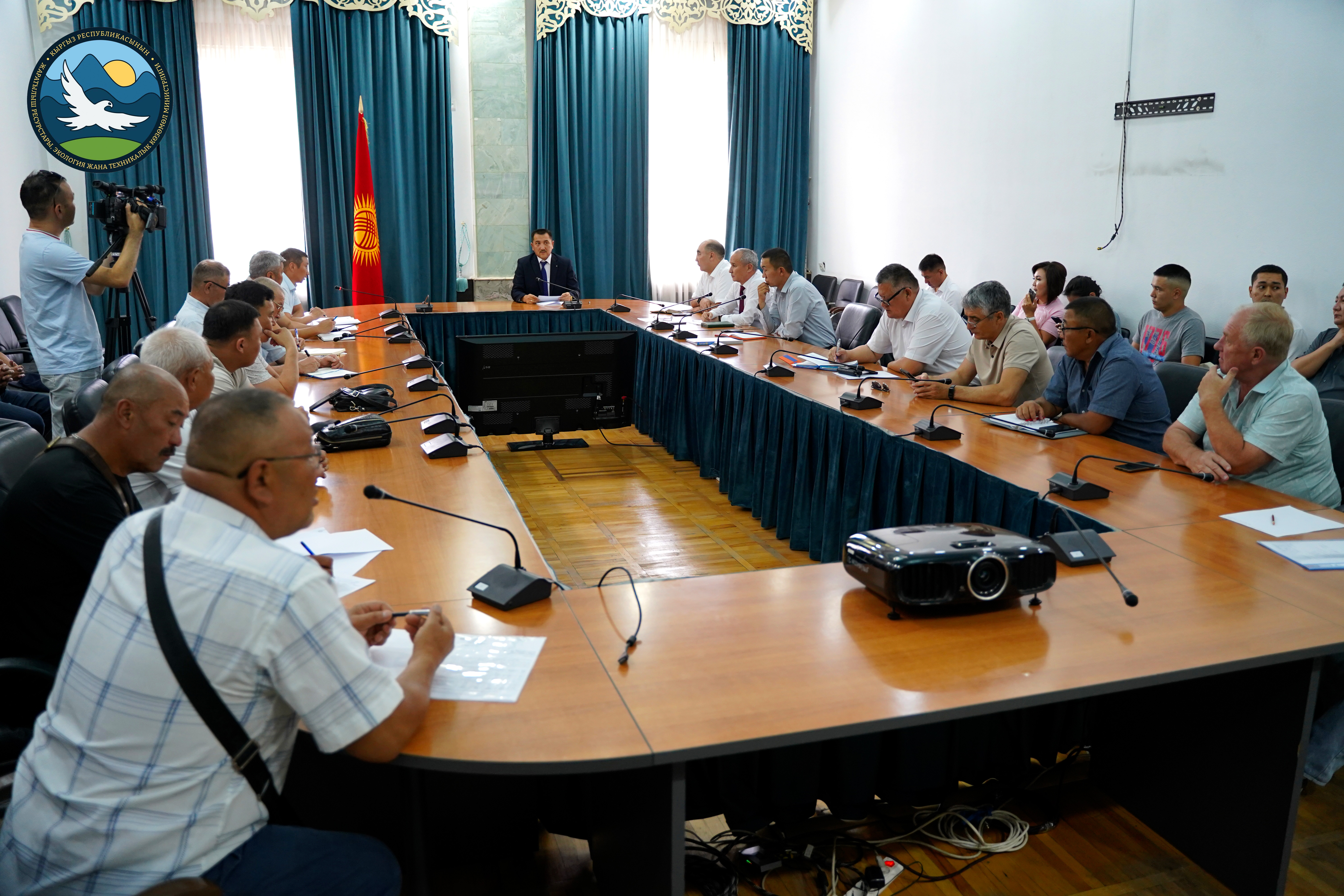 Жаратылыш ресурстары министрлиги: Министрдин милдетин аткаруучу А.Сапаралиев кышка даярдык көрүү боюнча көмүр ишканаларынын өкүлдөрү менен жолугушту